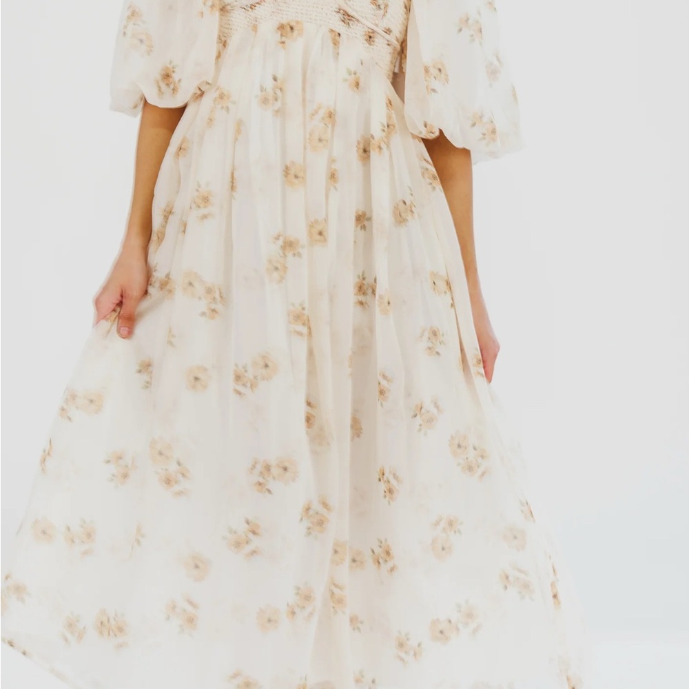 Chic Floral Maxi Dress in Cream - Picture 4 of 8